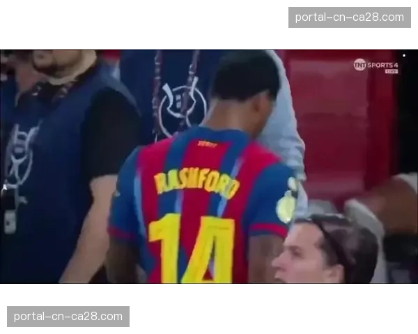 终场哨响，36岁的穆勒与替补席每位队员拥抱